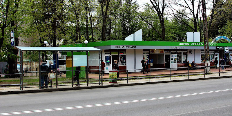 Зупинка маршрутного транспорту біля Вінницького ТУ