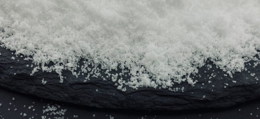 Що таке нітритна сіль: визначення, використання та користь продукту