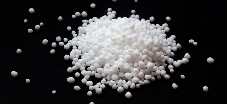 Карбамід: Властивості, Використання та Вплив на Довкілля та Здоров’я