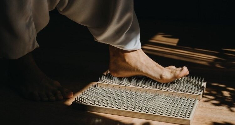 Стояння на Дошці Садху: Користь і техніка для здоров’я та медитації Стояння на Дошці Садху: Користь і техніка для здоров’я та медитації