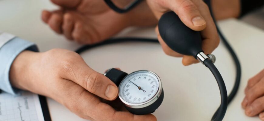 Что такое артериальная гипертензия: причины, симптомы и лечение