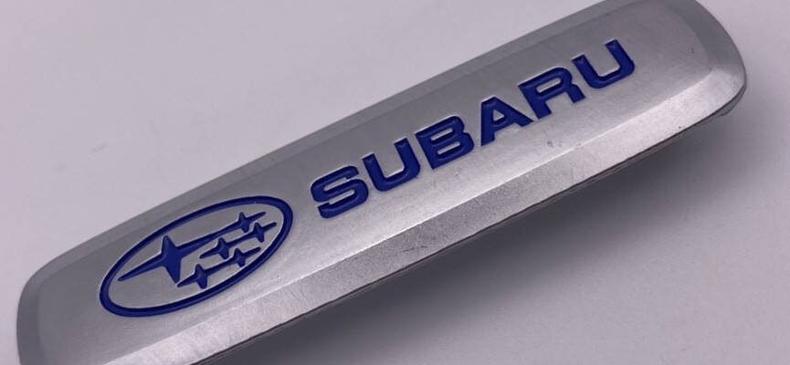 Що таке шильдик на авто: значення, функції та основні види