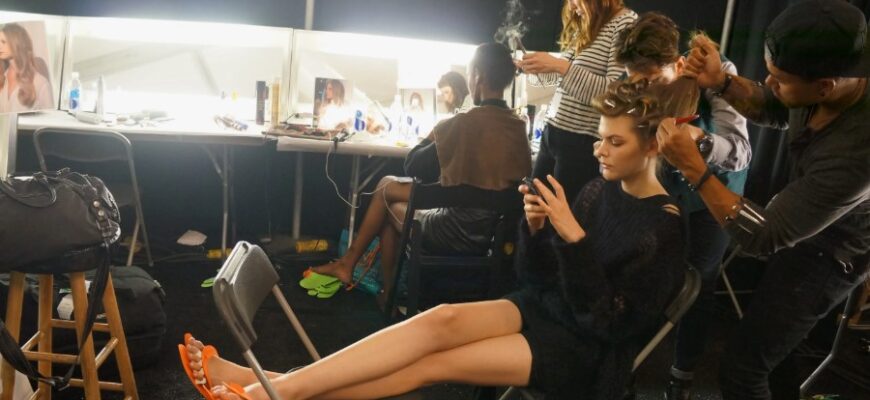 Что такое бэкстейдж: особенности и его роль в шоу-бизнесе