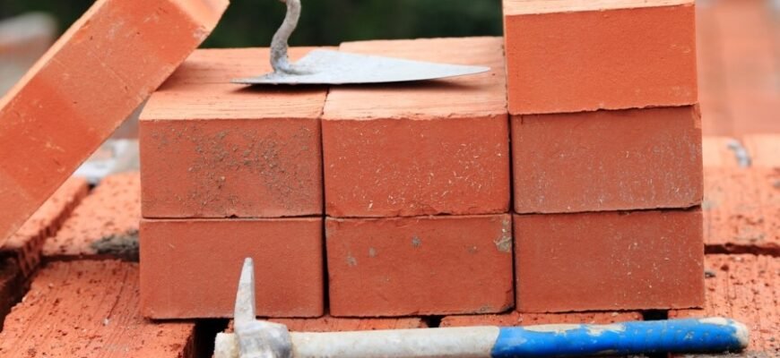 Что такое кирпич: основные характеристики и применение в строительстве