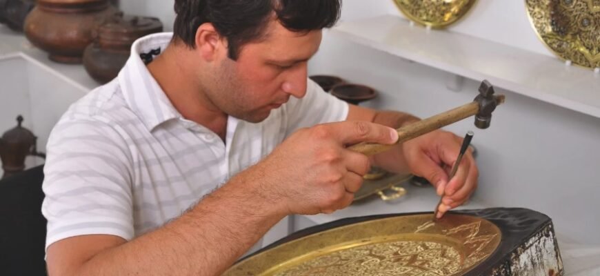 Что такое чеканка: история, техника и применение в современности