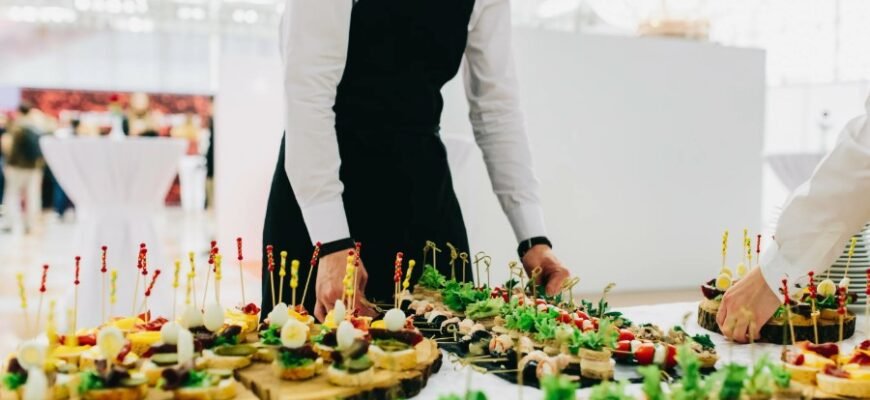 Кейтеринг: что это такое, преимущества и как выбрать лучший сервис