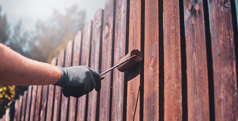 Как защитить древесину от влаги и солнца: практичные решения для дома и улицы