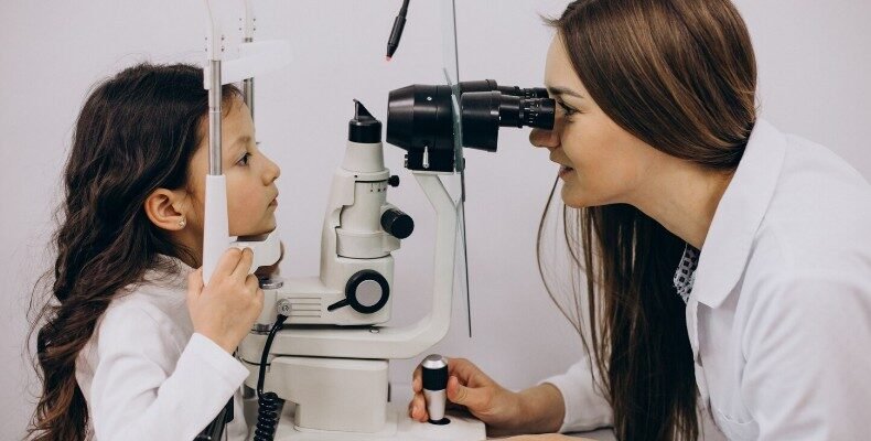 Чому дитина жмуриться та тре очі: сигнали, які не варто ігнорувати