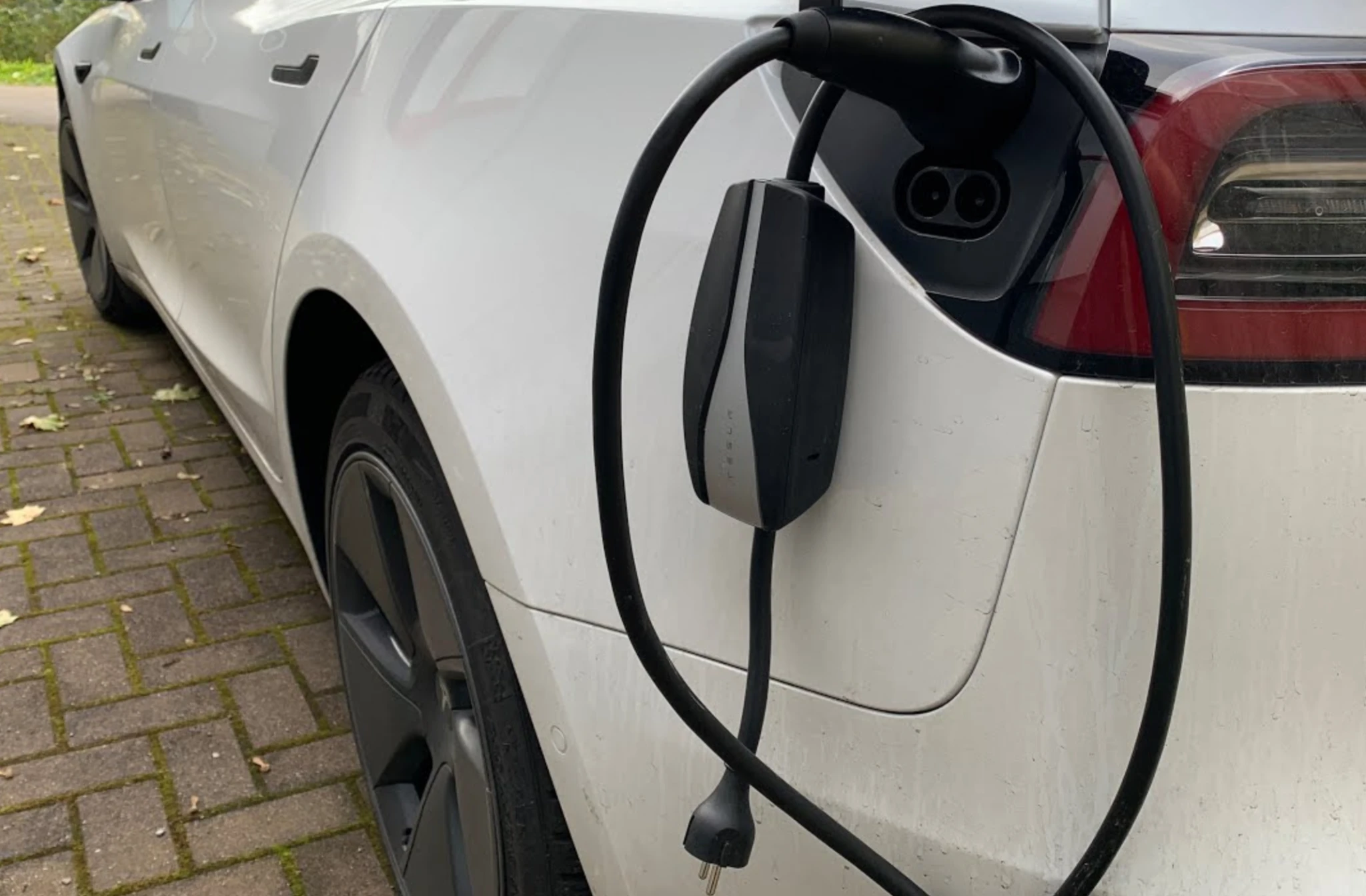 зарядна станція для Tesla 