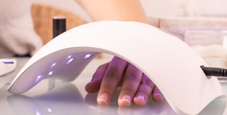 Лампа для манікюру: UV/LED, потужність і сумісність із базою та гелем