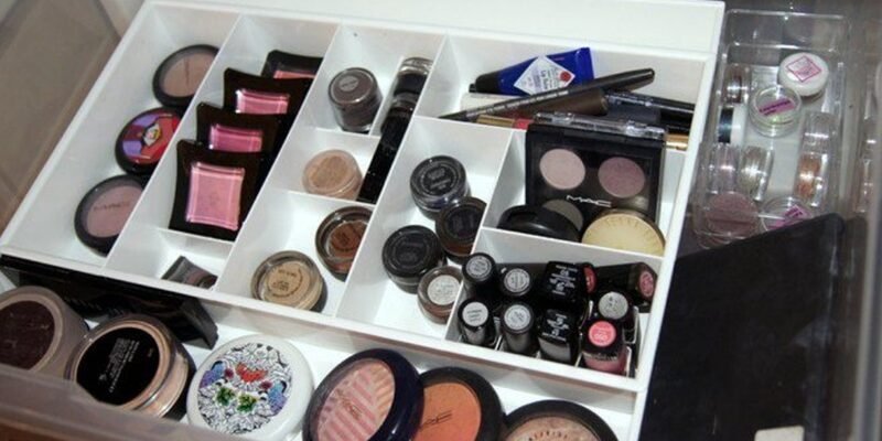 Порядок на робочому столі beauty-майстра: як організувати косметику та інструменти